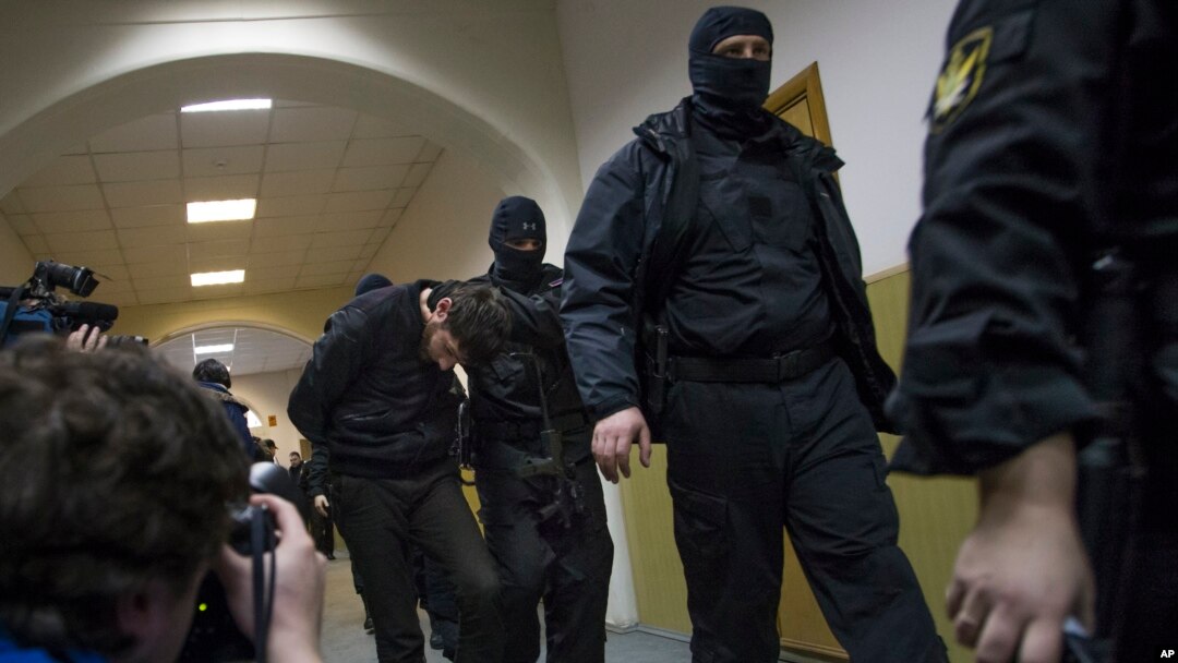 Gumondorlardan biri Zaur Dadayev sud zalidan olib chiqilmoqda, Moskva, 8-mart, 2015-yil