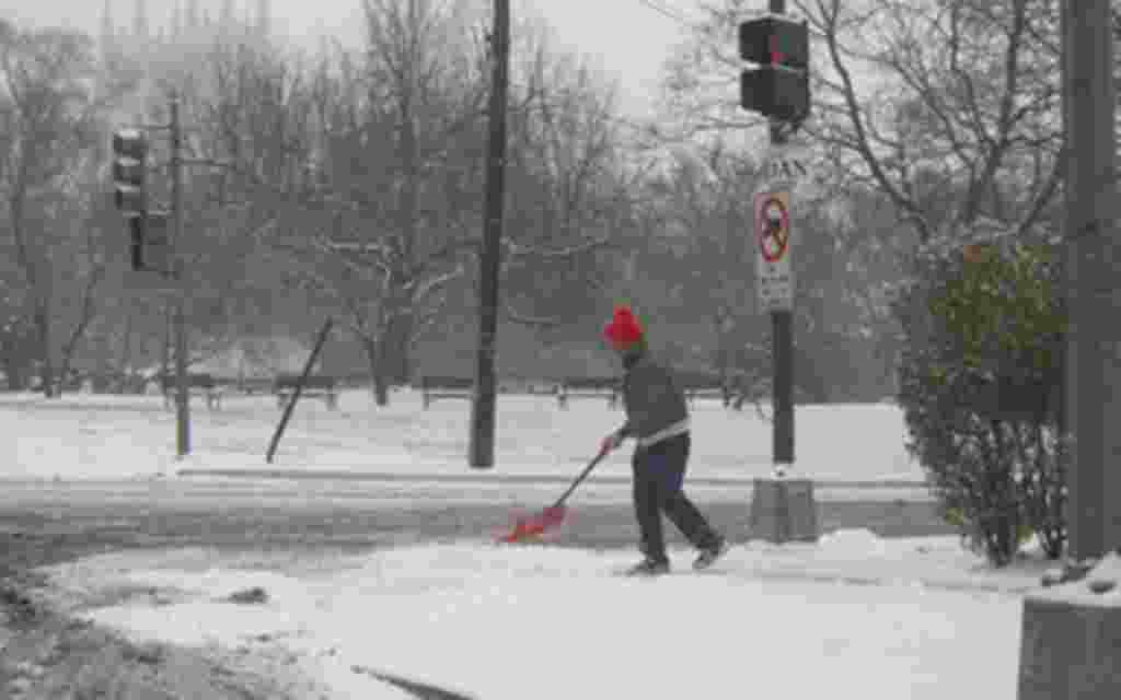 Washington se tiñe de blanco bajo una escasa capa de nieve.