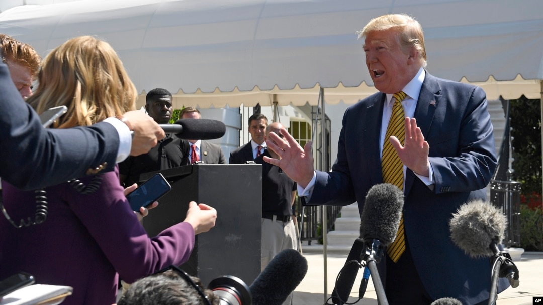 Presiden Donald Trump berbicara pada para reporter di South Lawn Gedung Putih, Washington, D.C., Sabtu, 22 Juni 2019 (foto: AP Photo/Susan Walsh)