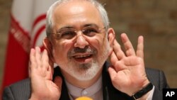 El ministro de Exteriores iraní, Mohammad Javad Zarif, habla durante una ronda de conversaciones en Viena.