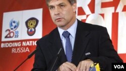 Ketua Panitia Inspeksi FIFA Harold Mayne-Nicholls berbicara dalam konferensi pers di Moscow tahun 2010 silam setelah menilai kesiapan beberapa kota di Rusia menjadi tuan rumah piala dunia 2018. (Foto:dok)