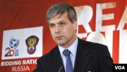 Ketua Panitia Inspeksi FIFA Harold Mayne-Nicholls berbicara dalam konferensi pers di Moscow tahun 2010 silam setelah menilai kesiapan beberapa kota di Rusia menjadi tuan rumah piala dunia 2018. (Foto:dok)