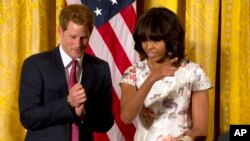 El príncipe Harry sorprendió con su visita también a los invitados de Michelle Obama, en la Casa Blanca, durante la celebración para honrar a las madres. 