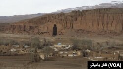 په کال ۲۰۰۱ کې په خپل تېر حکومت کې طالبانو په بامیان کې د بدها دوه لوی مجسمې تباه کړې.
په نړیواله کچه د طالبانو د دغه ګام سخت غندنه شوې وه. طالبانو د بامیان مجمسې غېر اسلامي بللې