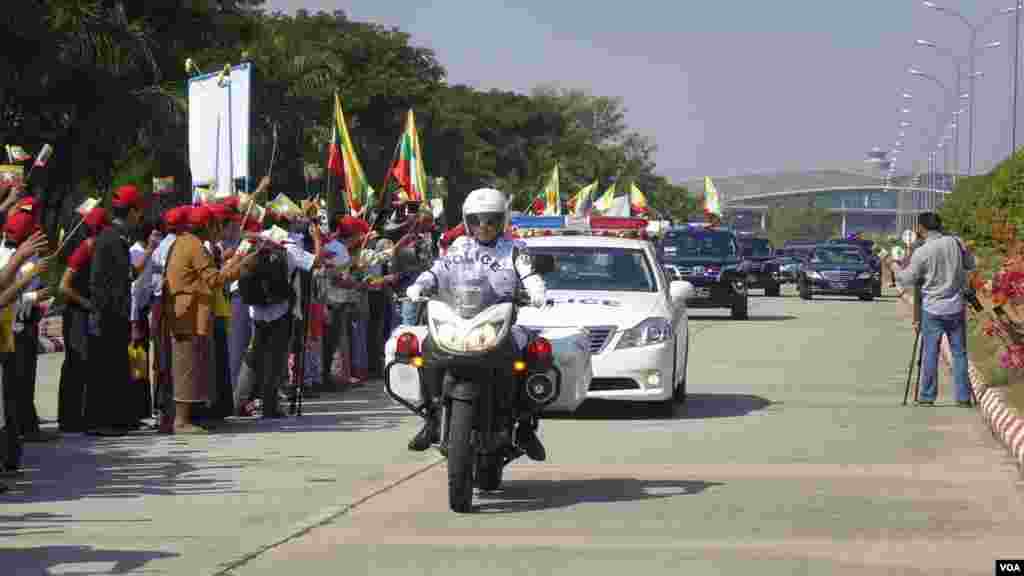 ဒေါ်အောင်ဆန်းစုကြည်နဲ့ မြန်မာအစိုးရ ကိုယ်စားလှယ်အဖွဲ့ကို သောင်းသောင်းဖြဖြကြိုဆိုမှုုမြင်ကွင်း။
