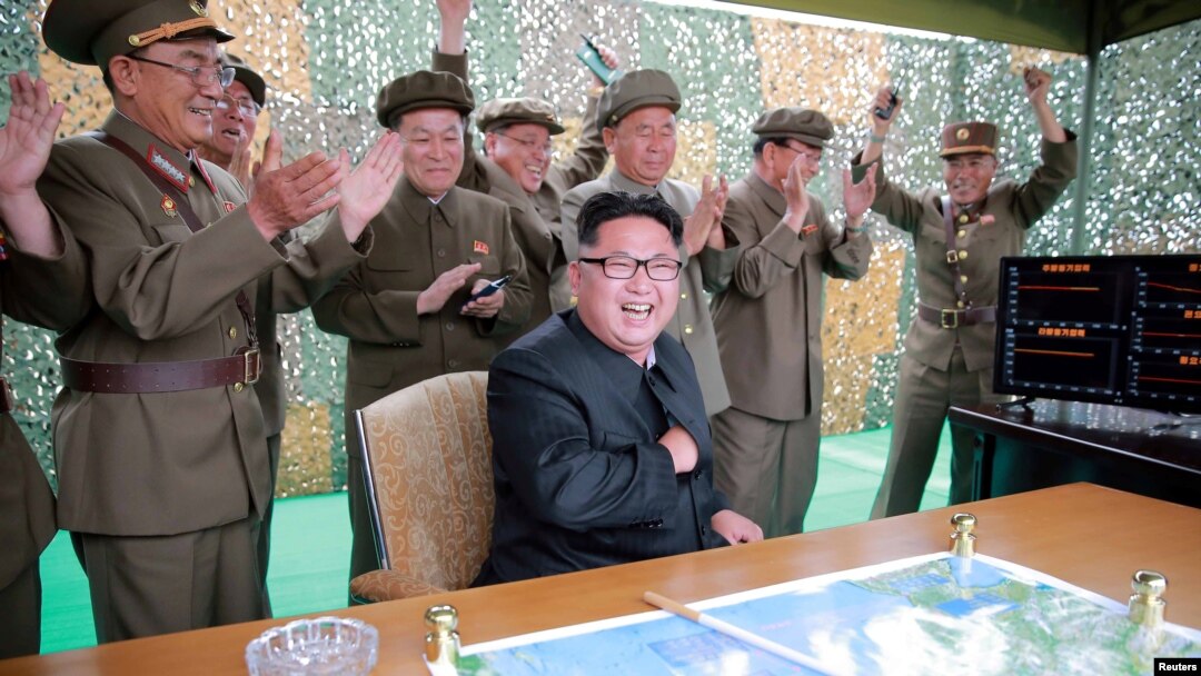 Lãnh tụ Bắc Triều Tiên Kim Jong Un và các giới chức ăn mừng sau vụ phóng thử nghiệm phi đạn Hwasong-10 trong bức ảnh không đề ngày tháng phát hành bởi Thông tấn xã Trung ương Triều Tiên (KCNA), ngày 23/6/2016.