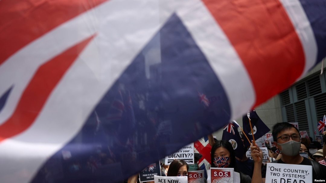 在英国驻香港总领馆前，反送中运动示威者手举英国国旗和标语牌聚会。(2019年9月15日)