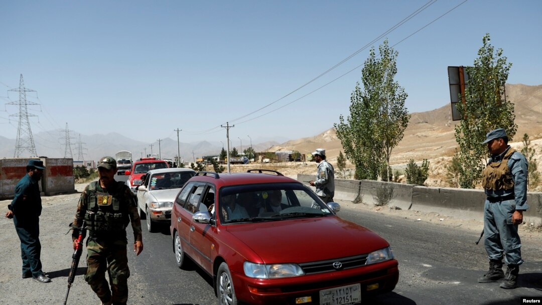 Pasukan keamanan Afghanistan berjaga-jaga di pos pemeriksaan di jalan raya Ghazni, di Maidan Shar, ibu kota provinsi Wardak, Afghanistan, 12 Agustus 2018.