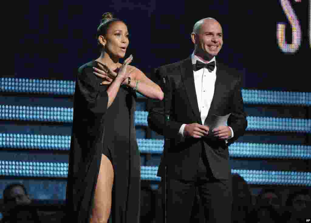 Jennifer López y Pitbull presentan al ganador de mejor solista pop. 