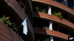 La bandera argentina cuelga afuera de su embajada en el centro comercial San Ignacio en Caracas, Venezuela, el martes 30 de julio de 2024. 