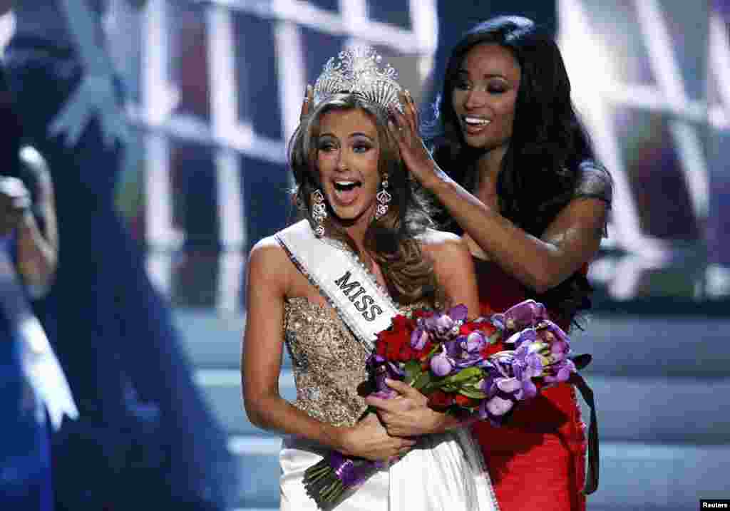 Miss Connecticut Erin Brady reacts as she is crowned by Miss USA 2012 Nana Meriwether during the Miss USA pageant at the Planet Hollywood Resort and Casino in Las Vegas, Nevada, June 16, 2013. 