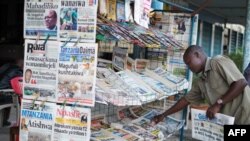 Un vendeur de journaux dans la ville de Mwanza, en Tanzanie, le 19 septembre 2015. 