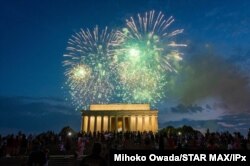 ARCHIVO - Los fuegos artificiales se ven en el Lincoln Memorial en Washington, D.C. durante la pandemia del coronavirus el 4 de julio de 2020.