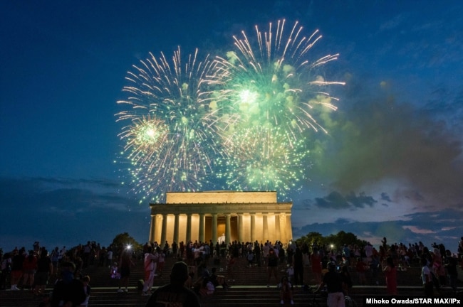 ARCHIVO - Los fuegos artificiales se ven en el Lincoln Memorial en Washington, D.C. durante la pandemia del coronavirus el 4 de julio de 2020.