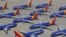 3月26日一批停飛的西南航空公司的737MAX8在加州停機坪上。
