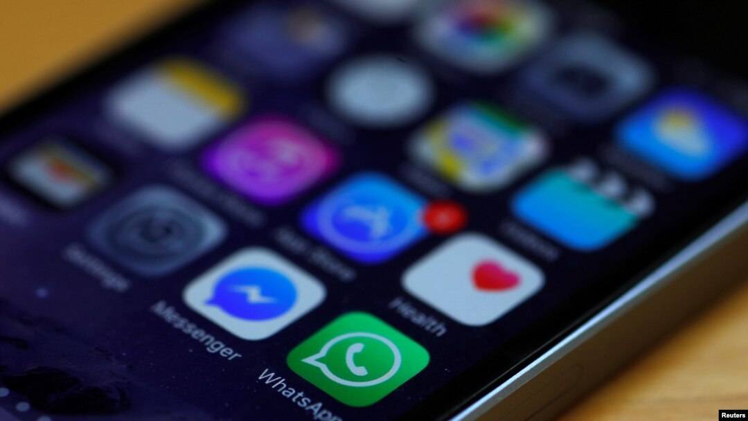A los grupos de vigilancia les preocupa que los agentes de Aduanas y Protección Fronteriza de EE. UU. estén buscando en los teléfonos y otros dispositivos digitales de viajeros internacionales en los puestos de control fronterizo en los aeropuertos de los EE. UU.