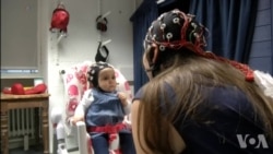 成人与婴儿对视时脑电波会发生同步