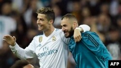 Cristiano Ronaldo et Karim Benzema à l'issue de la demi-finale retour de Ligue des champions contre le Bayern Munich au Stade Santiago Bernabeu de Madrid le 1er mai 2018.