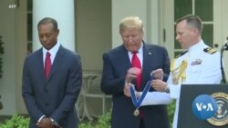 Donald Trump décore la "légende" Tiger Woods