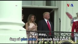 Bà Trump nhắc chồng đặt tay lên tim hát quốc ca