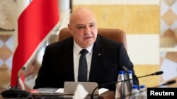 조세프 아운 레바논 대통령이 2025년 9월 5일 레바논 바브다 대통령 궁에서 열린 국무회의에 참석해 헤즈볼라의 무장을 해제하기 위한 군의 계획을 논의하고 있다.