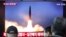 En Seúl, capital de Corea del Sur, personas miran en la televisión imágenes de archivo del lanzamiento de un misil de Corea del Norte, el viernes 2 de agosto de 2019.