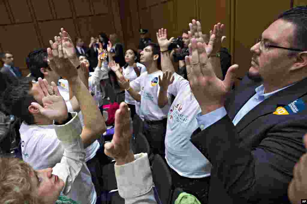 Para advokat reformasi imigrasi berdoa sebelum dimulainya sidang Komite Yudisial Senat di Capitol Hill, Washington (9/5). Sebuah rancangan undang-undang yang akan memberlakukan perubahan dramatis pada sistem imigrasi di AS dan membuat 11 juta imigran yang datang secara ilegal berkesempatan menjadi warga negara, sedang dipertimbangkan untuk dibahas di Kongres. (AP/J. Scott Applewhite)