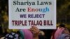 Para perempuan Muslim India pendukung hukum Syariah, melakukan protes menentang RUU yang akan melarang "Talak Tiga" di Ahmadabad, India. 