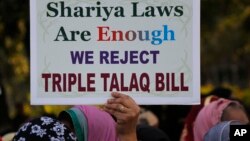 Para perempuan Muslim India pendukung hukum Syariah, melakukan protes menentang RUU yang akan melarang "Talak Tiga" di Ahmadabad, India. 