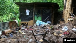 Una vista del sitio donde Luis Ernesto Godines Guzmán, Jennifer Yamileth Magaña Godines y Eduardo Vladimir Orantes Godines, murieron en un deslizamiento de tierra debido a las fuertes lluvias, en Tacuba, El Salvador, el 18 de junio de 2024.