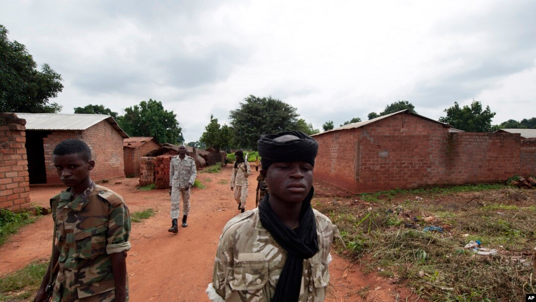 Abarwanyi bo mu muhari Seleka mu gisagara ca Bria, muri Centrafrika.