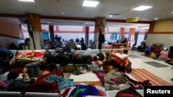 Raseljeni Palestinci, koji su pobjegli iz svojih domova usljed izraelskih napada, sklonili su se u Nasserovu bolnicu u Khan Younisu