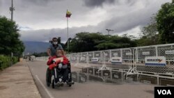 Por el Puente Simón Bolívar, en la frontera entre Colombia y Venezuela, sí están dejando pasar a personas con problemas médicos. El puente estará clausurado hasta el 1 de junio, según un decreto del gobierno colombiano.