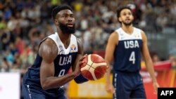 Jaylen Brown effectue un lancer franc lors du match entre les USA et la Serbie, en Chine, le 12 septembre 2019.