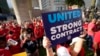 美国汽车工人联合会成员参加2023年9月15日在底特律举行的集会。他们的标语上写着要团结争取更好的合同。9月19日星期二工人们誓言，如果到周五谈判仍无进展，罢工将会扩展。 (美联社图片)