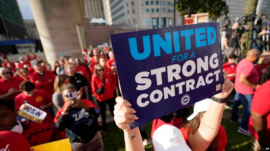 美国汽车工人联合会成员参加2023年9月15日在底特律举行的集会。他们的标语上写着要团结争取更好的合同。9月19日星期二工人们誓言，如果到周五谈判仍无进展，罢工将会扩展。 (美联社图片)(photo:VOA)