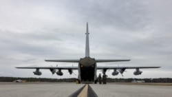 Marinir AS melakukan pemeriksaan pra-penerbangan pada KC-130J Super Hercules di Pangkalan Udara Korps Marinir Cherry Point, North Carolina, yang akan digunakan untuk mengangkut imigran tanpa dokumen ke Teluk Guantanamo. 