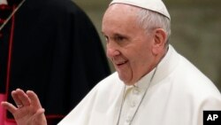  Pope Francis greets faithful during his weekly general audience, in the Pope Paul VI hall, at the Vatican, Jan. 18, 2017. 