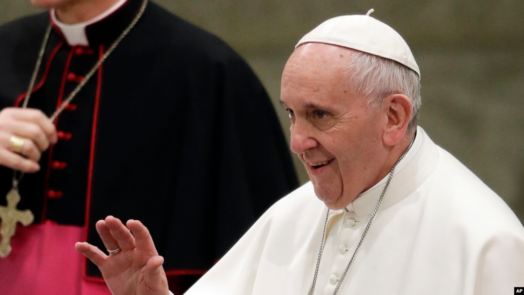 Paus Fransiskus menyapa umat Katolik di Pope Paul VI hall, di Vatikan, 18 Januari 2017. 