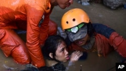 Tim SAR berhasil menyelamatkan seorang penyintas yang berada di bawah reruntuhan bangunan pasca gempa di Palu, Sulawesi Tengah, Minggu (30/9). 