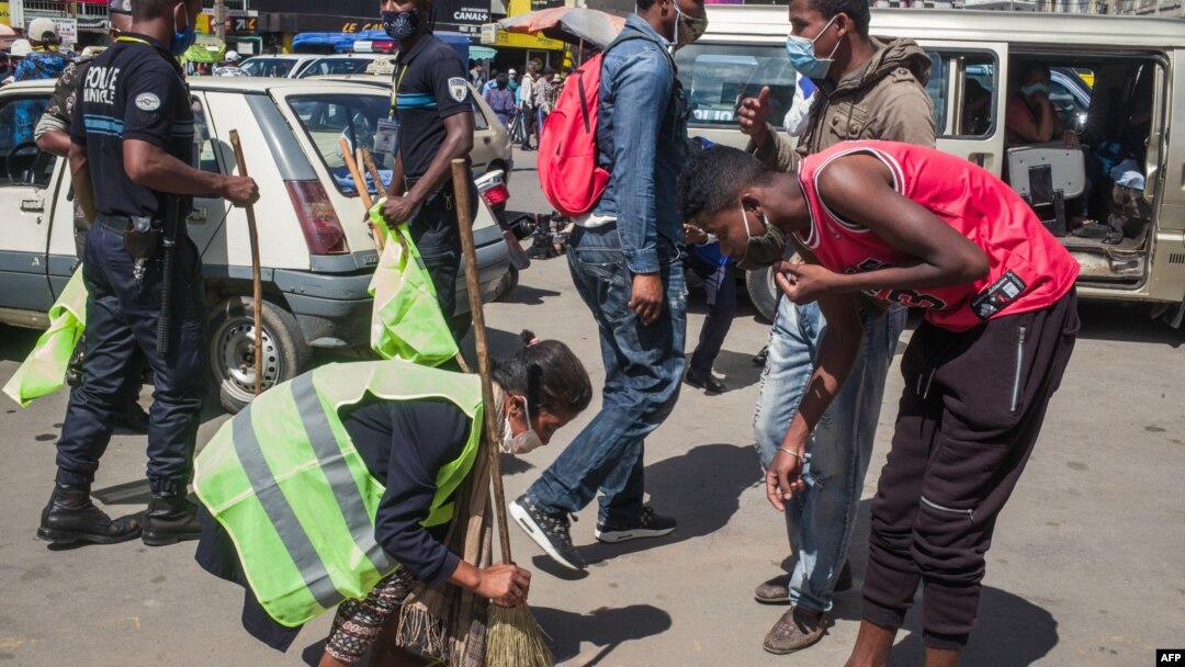 Umukenyezi ahanishijwe gukubura ibarabara inyuma yo kurenga ku mategeko ya COVID-19