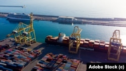  دونالد ترمپ رییس جمهور ایالات متحده با صدور فرمان معافیت تعرفه بر بسته های کوچک وارداتی را لغو کرد.