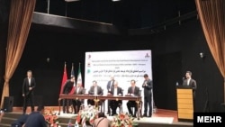 Signature d'un accord gazier entre le groupe français Total, à la tête d'un consortium international avec le chinois CNPCI, et l'Iran