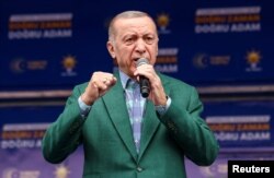 اردوغان هم روز پنجشنبه در جمع حامیانش در آنکارا سخنرانی کرد.
