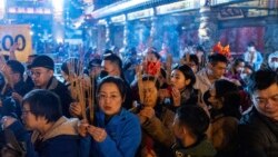 Ratusan warga Hong Kong memadati kelenteng Wong Tai Sin untuk meminta berkah Tahun Baru Imlek di Hong Kong, China, Rabu, 29 Januari 2025. (Foto: Chan Long Hei/AP Photo)