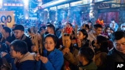 Ratusan warga Hong Kong memadati kelenteng Wong Tai Sin untuk meminta berkah Tahun Baru Imlek di Hong Kong, China, Rabu, 29 Januari 2025. (Foto: Chan Long Hei/AP Photo)