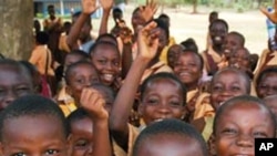 Des élèves de l'école primaire à Akebubu, au Ghana.