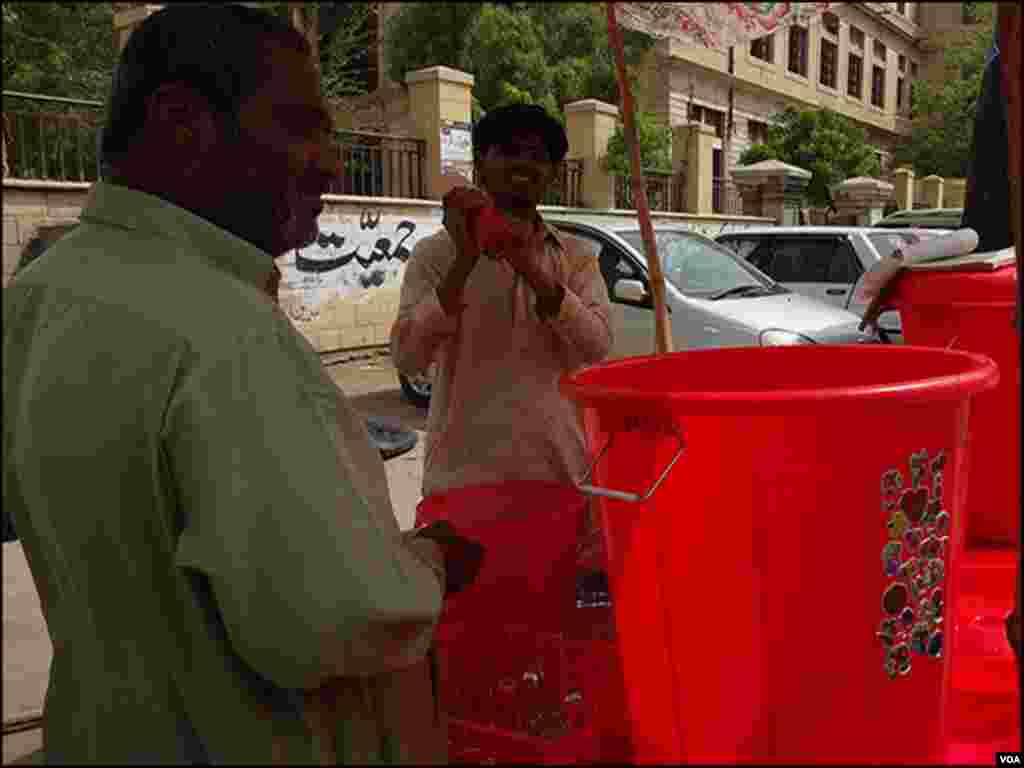 کاروباری علاقوں میں ٹھیلوں پر مشروب بیچنے والوں کا کام اچھا چلتا ہے