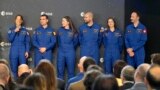 De izquierda a derecha, Sophie Adenot (Francia), Raphael Liegeois (Bélgica), Rosemary Cooga (Reino Unido), Pablo Álvarez (España), Katherine Bennell-Pegg (Australia) Marco Sieber (Suiza), en ceremonia de graduación de astronautas de la Generación-2022, el 22 de abril de 2024.