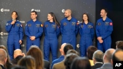 De izquierda a derecha, Sophie Adenot (Francia), Raphael Liegeois (Bélgica), Rosemary Cooga (Reino Unido), Pablo Álvarez (España), Katherine Bennell-Pegg (Australia) Marco Sieber (Suiza), en la ceremonia de graduación de astronautas de la Generación-2022, el 22 de abril de 2024.